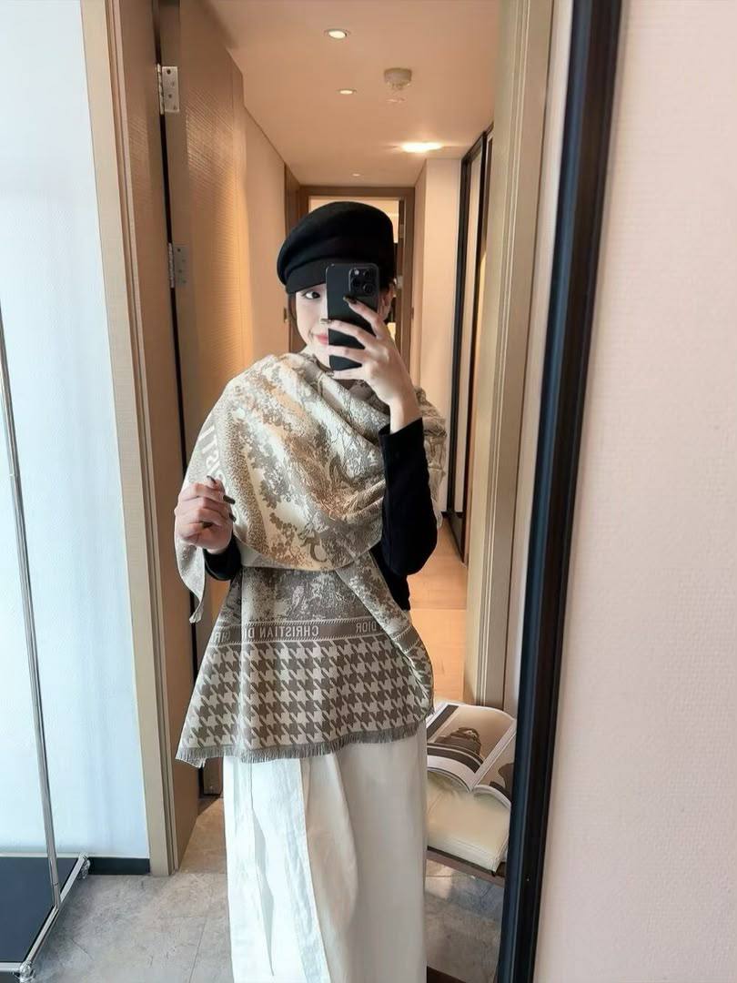 Élan Signature Premium Monogram Winter Shawl