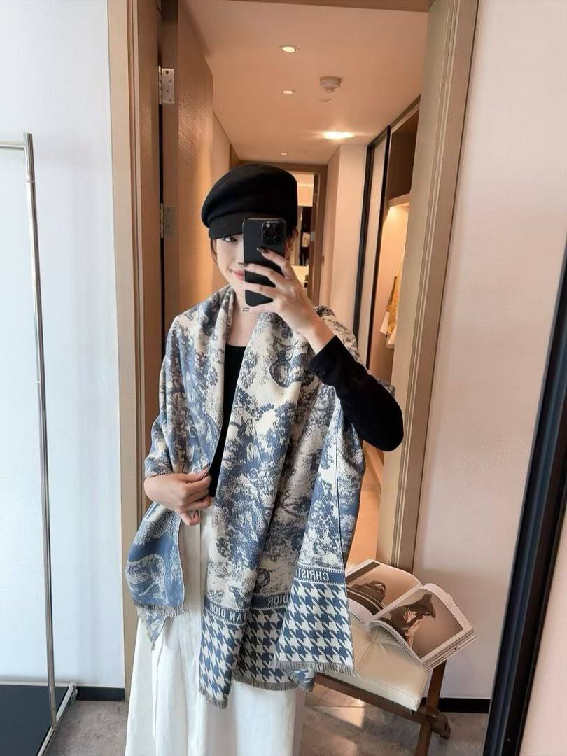 Élan Signature Premium Monogram Winter Shawl